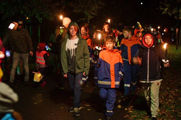 Den Besuchern bietet sich dank der zahlreichen Laternen ein eindrucksvolles Bild. - © Nicole Ellerbrake