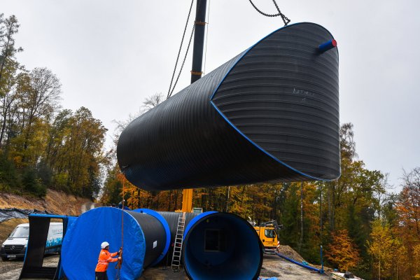 Die Bestandteile des 1,3 Millionen Euro teuren neuen Hochbehälters werden am Mittwochvormittag auf die Baufläche am Hermannsdenkmal transportiert. - © Raphael Bartling