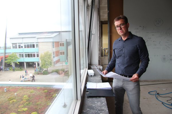 Andreas Wolf, Bauingenieur bei der Blomberger Grundstücks- und Immobilienverwaltung, steht in den Räumen der ehemaligen Realschule, die derzeit saniert werden. - © Seda Hagemann