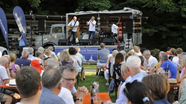Bei der Tankstellen Party wird Musik und Ambiente von Mitte des vergangenen Jahrhunderts geboten. - © LWL