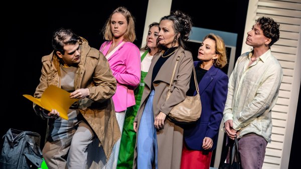 In "Der Haken" kippen die Interaktionen der Charaktere immer wieder vom Tragischen ins Komische. - © Landestheater Detmold/Marc Lontzek