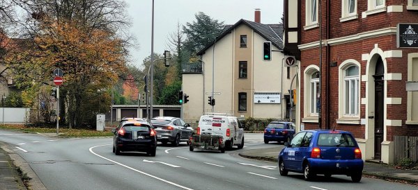 An der Kreuzung Sieben Linden ist immer viel los. Zuständig für einen möglichen Ausbau ist aber das Land. - © Katrin Kantelberg