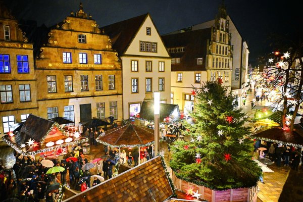 Blick auf den Weihnachtsmarkt auf dem Alten Markt in Bielefeld. - © BARBARA FRANKE