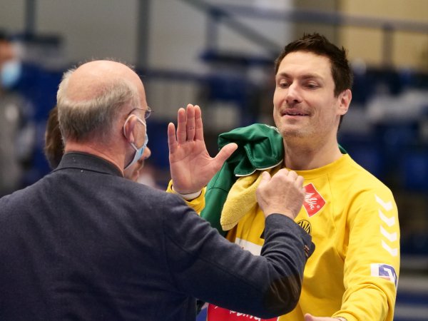 Immer gern gesehen in Lemgo: Carsten Lichtlein mit Beiratschef Herbert Vogel. Foto: Jörg Hagemann - © Jörg Hagemann