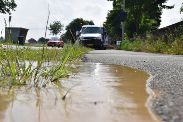 Anfang Juni 2021 stand das Wasser an der Straße Zur Porta: Arbeiter hatten eine Hauptwasserleitung getroffen, mehrere Ortsteile waren ohne Wasser. - © Thomas Lieske/Archiv