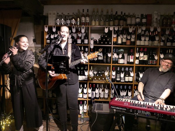 Sie sorgten für einen berührend poetischen Abend im Weinkeller: Sihna Maagé (von links), Johna und Kolja Pfeiffer. - © Rudi Rudolph