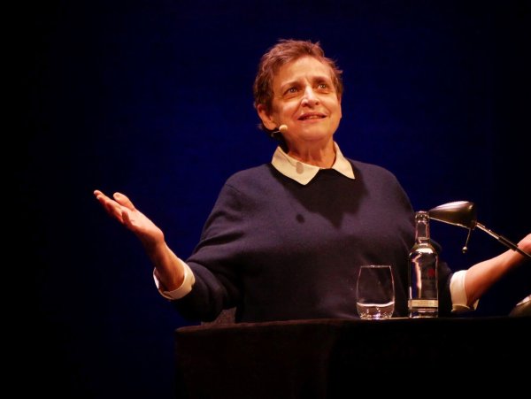 Katharina Thalbach mimt vor über 600 Gäste des ausverkauften Landestheaters die Altkanzlerin. - © Thomas Krügler