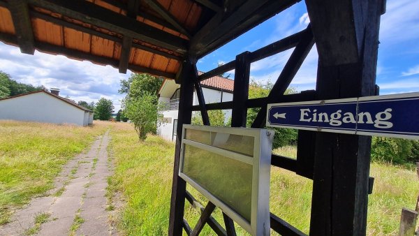 So einladend der Eingang auch einst gewesen sein mag: Das Feriendorf hat seine besten Tage hinter sich. Jetzt kauft die Stadt Blomberg das Gelände, der Ratsbeschluss dazu fiel einstimmig. - © Marianne Schwarzer