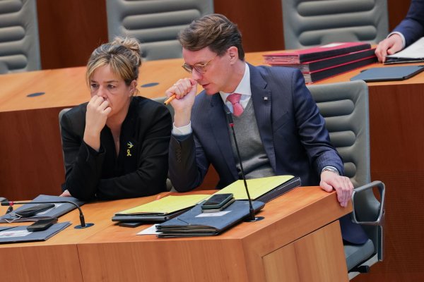 Vize-Ministerpräsidentin Mona Neubaur (Grüne) und Ministerpräsident Hendrik Wüst (CDU) stehen vor einer kommunikativen Herausforderung. - © Rolf Vennenbernd/dpa