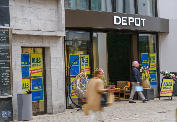 Lange Zeit musste in vielen Depot-Filialen alles raus, jetzt muss zum Weihnachtsgeschäft wieder vieles rein. Das scheint jedoch auf den ersten Metern problematisch zu sein. - © Andreas Zobe