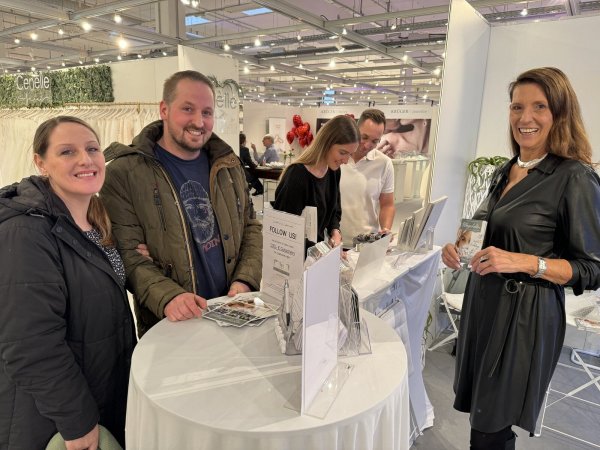 Julia Schneider und Julian Affeldt (von links) sowie Delia Oberst und Tim Lünse (im Hintergrund) holen sich am Stand von Hochzeitsfotografin Bärbel Bork (rechts) Inspirationen für die jeweils geplanten Hochzeiten. - © Sandra Castrup