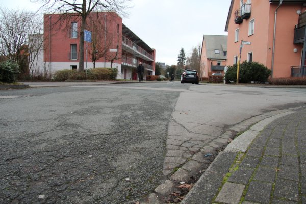 Die Straße „Hinter den Pösten" wird endausgebaut. Nur noch ein Gehweg ist dabei vorgesehen, dafür soll es auf der östlichen Seite einen breiten Seitenstreifen geben. - © Nadine Uphoff