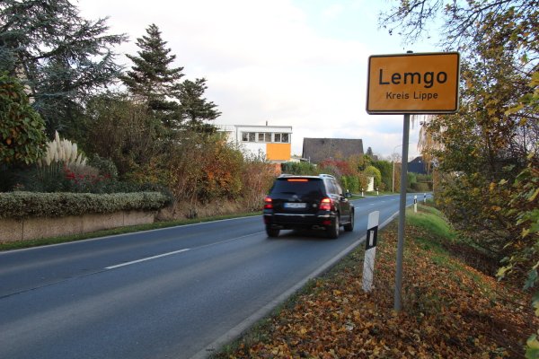 Hinter dem Ortseingang Lemgo haben die Autofahrer laut Anwohnern immer noch zu viel Geschwindigkeit auf dem Tacho. - © Nadine Uphoff
