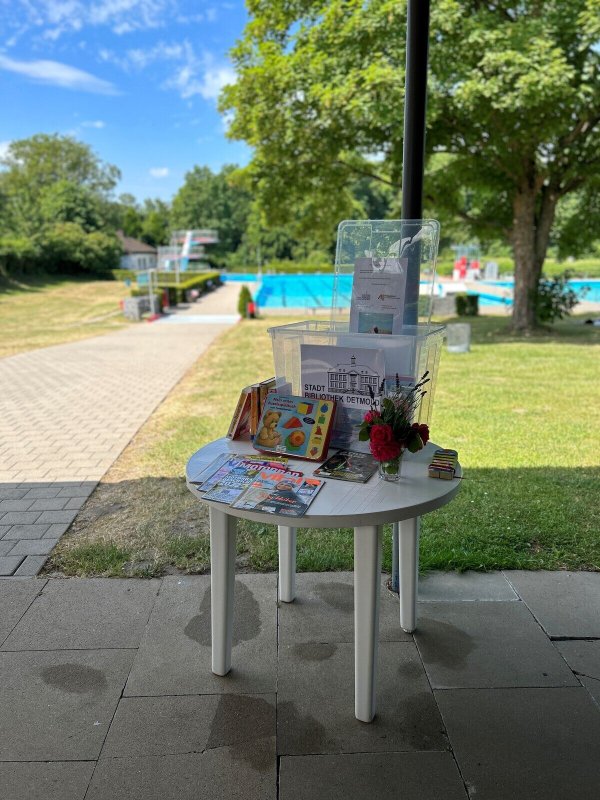 Gut sichtbar im Eingangsbereich des Freibades - hier in Schwarzenbrink - lädt die Bücherkiste der Stadtbibliothek zum Stöbern ein. - © Stadt Detmold