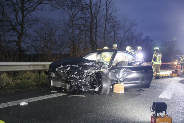 Von dem am Unfall beteiligten Mercedes ist nur noch ein Trümmerhaufen übrig. Der Wagen war aus bisher ungeklärter Ursache am Sonntagmorgen mit zwei weiteren Pkw und einem Lkw auf der Autobahn 2 in Höhe "Herford/Bad Salzuflen" zusammengestoßen. - © Daniel Hobein/ Feuerwehr Bad Salzuflen