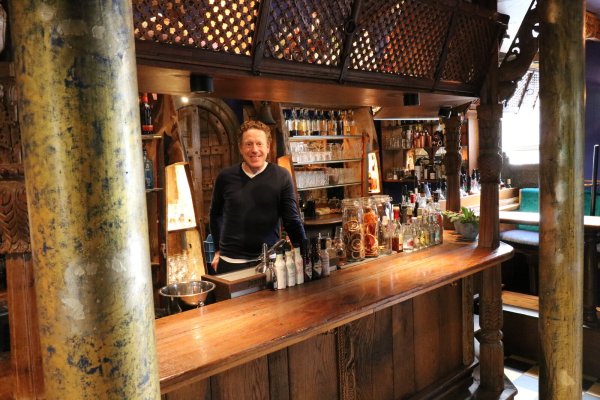 Christian Steffen, Geschäftsführer im Lippischen Hof, steht hinter der Theke im "Spirit of India". In allen Gastronomien des Hauses wird auf Bargeld verzichtet. - © Archivfoto: Alexandra Schaller