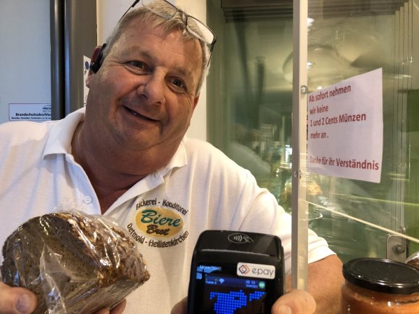 Mickel Biere verspricht: Die Lipper können Brot und Brötchen mit jeder nur denkbaren Art von Karte bezahlen. - © Martin Hostert