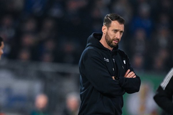 Arminia-Trainer Mitch Kniat musste sich von seinem Kollegen Olaf Janßen heftige Vorwürfe gefallen lassen. - © Teresa Kroeger