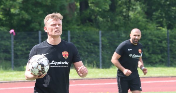 Marco Mescheder sucht nach einer Anspielstation. Künftig hat er eine neue Option. Rechts: Post-Kapitän Zalem Özmen. - © Sebastian Lucas