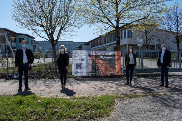Freuen sich über den Beginn des schnellen Internetzeitalters für das Horn-Bad Meinberger Schulzentrum: (von links) Jens Teske (Point-EDV), Marleen Zander (Kreis Lippe), Maria Kemker (Westenergie) und Bürgermeister Heinz-Dieter Krüger. - © WestEnergie