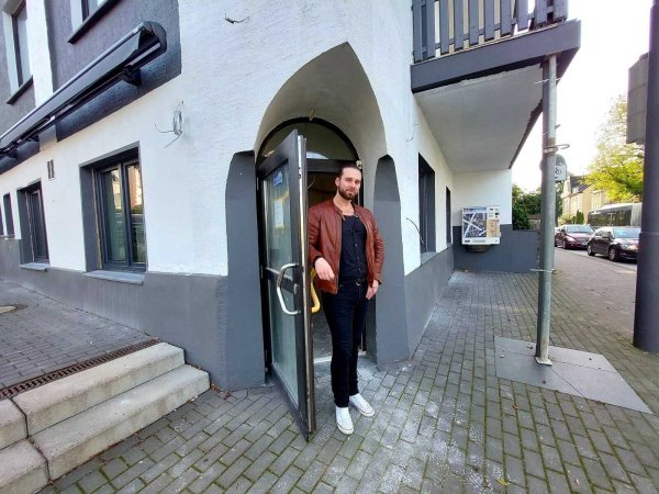 Daniel Clemens Fischer (28) baut die ehemalige Kneipe "Zum kleinen Fritz" gerade in ein richtiges Restaurant um. - © Janet König