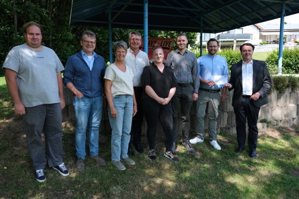 Das Organisationsteam freut sich im Freibad Belle auf das dreitägige Programm. Ohne Sponosren wäre es nicht möglich gewesen. Filialdirektor Markus Zimmermann (ganz rechts) vom VRK, Versicherer im Raum der Kirchen, brachte einen Scheck in Höhe von 1000 Euro mit. - © Sven Koch