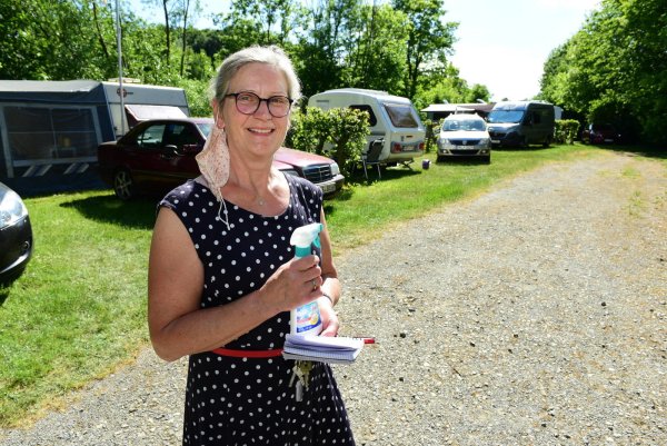 Ulrike Nölting mit Desinfektionsmittel und Mundschutz. Beim Benutzen der sanitären Anlagen ist die Maske auf dem Campingplatz in Extertal Pflicht.  - © Nicole Ellerbrake