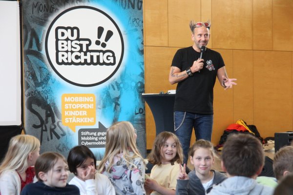 Mit seinem Anti-Mobbing-Präventionsprogramm „Wir wollen Mobbingfrei!!“ für Grundschulen war Tom Lehel in der Sporthalle der Grundschule am Schloss. - © Kyrill von Matuschka