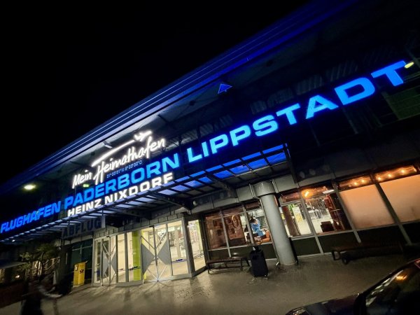 Die neue Leuchtschrift über dem Terminal am Flughafen Paderborn/Lippstadt zeigt den Namenszusatz Heinz Nixdorf. - © Jens Reddeker