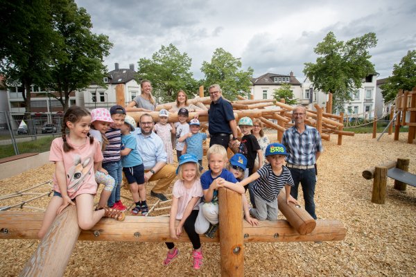 Der Spielplatz ist eingeweiht - das Bild zeigt Kindern mit Vertretern der Stadt, darunter Fachbereichsleiter Martin Kölczer (links) und Technischer Beigeordneter Thomas Lammering (Mitte). - © Torben Gocke