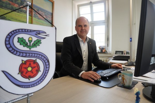 Bürgermeister Marcus Püster bereitet die abwechslungsreiche Arbeit sehr viel Freude. Ein großes Lob spricht er auch seinem Team in der Verwaltung aus, das ihn unterstützt, die verschiedenen Projekte voranzubringen. - © Michaela Weiße