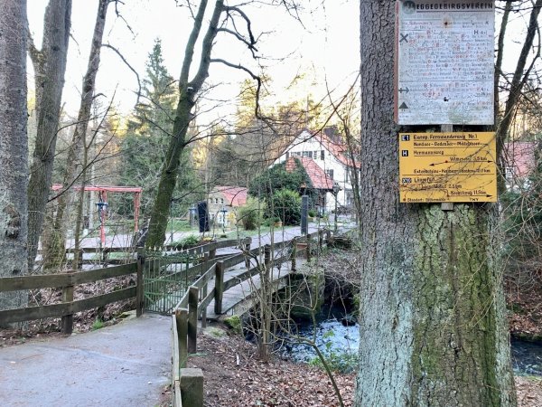 Da die Silbermühle wegen des Coronavirus derzeit geschlossen ist, sind auch die Brücken nicht passierbar. Wer aus nördlicher Richtung kommt und die aufgestellten Verbotsschilder ignoriert, muss den Lönspfad wieder zurück gehen - hier ist kein Durchkommen. - © Dieter Asbrock