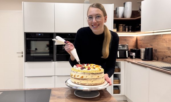 Gewusst wie: Backen ist Julias Leidenschaft. Vor allem das Dekorieren feiner Gebäcke hat es ihr angetan. - © Marianne Schwarzer
