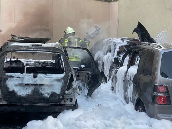 Die drei brennenden Fahrzeuge wurden mit einem umfassenden Schaumangriff gelöscht. - © Daniel Hobein / Feuerwehr Bad Salzuflen