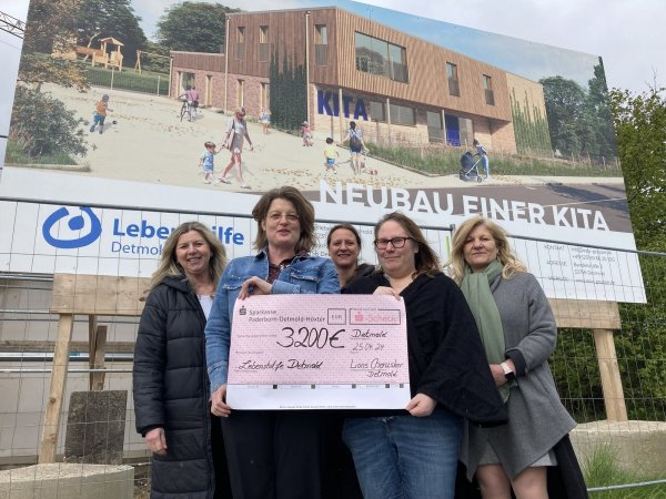 Nicoline Kossinna (von links) und Dörte Pieper vom Lions-Club Detmold-Cherusker übergeben ihre Spende an Barbara Milde, Stephanie Kleine und Daniela Kleinpenning von der Lebenshilfe Detmold. - © Cordula Gröne