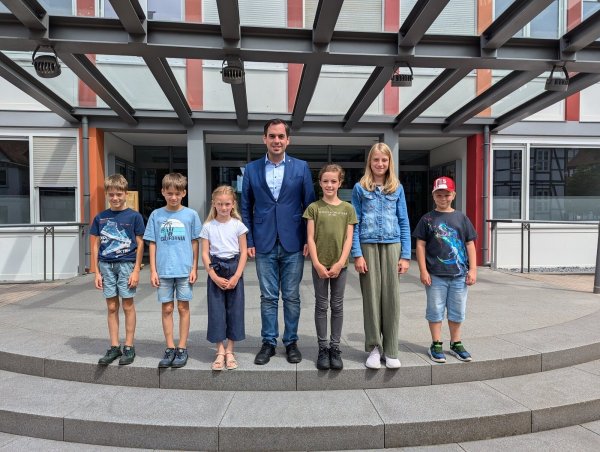 Bürgermeister Torben Blome posiert (Mitte) mit dem "Kinderrat Lügde": (von links) Jakob, Elias, Nele, Jolin, Finja, Mattis. - © Stadt Lügde