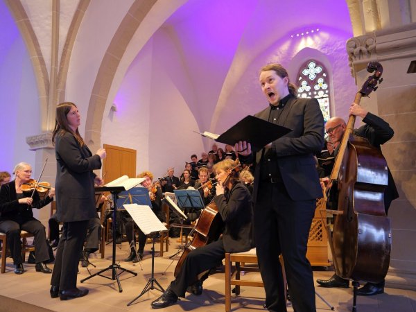Beeindruckende Kooperation der Kantoreien der Kilianskirche Schötmar und Marktkirche Lage bei der Aufführung der Johannes-Passion unter Leitung von Lea Marie Lenart (Lage) und Uta Singer (Schötmar). Tenor Jonathan Dräger beeindruckt mit lyrischem Glanz. - © Thomas Krügler