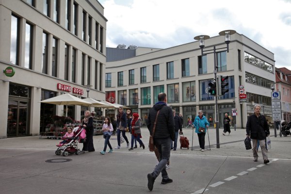 An die Stelle des früheren Hertie-Hauses ist ein neues Geschäftshaus mit eigenständigen Mietern getreten.. - © Bernhard Preuss