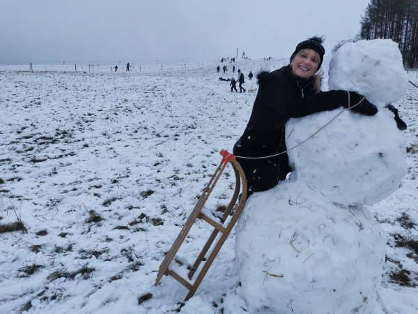 Kim Highfield genießt den Schnee. In Kapstadt geboren, sah sie in Extertal die ersten weißen Flocken ihres Lebens. Von Familienausflügen raten die Ordnungsämter dringend ab. - © Sylvia Frevert