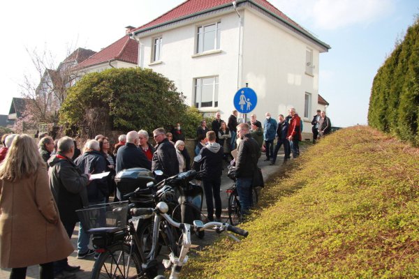 Schon bei einem Ortstermin im möglichen Baugebiet Pöstenweg gab es Anfang 2022 Widerstand von den betroffenen Nachbarn. - © Katrin Kantelberg