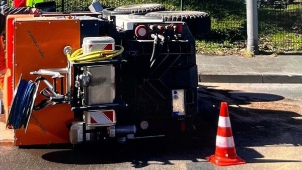 Ein Reinigungswagen ist im Bereich Bahnhofstraße/Werler Straße ins Schleudern geraten und umgekippt. - © Polizei Lippe