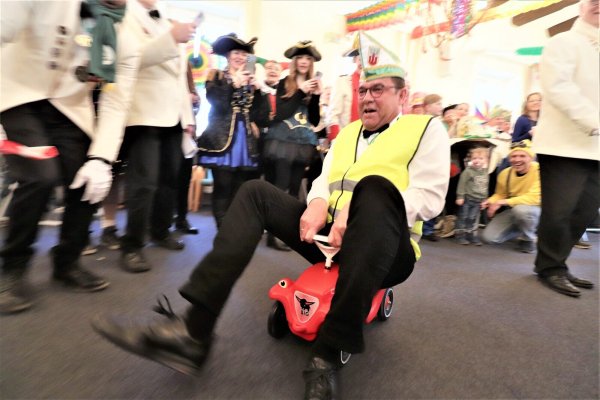 Unter dem Jubel der Gäste muss Steinheims Bürgermeister Carsten Torke Bobby-Car durchs Rathaus fahren. - © David Schellenberg