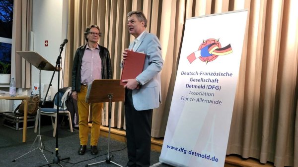 Redner Ralph Sina (links) mit dem Vorsitzenden der deutsch-französischen Gesellschaft Detmold, Dr. Frank Werthmann. - © Deutsch-französische Gesellschaft Detmold