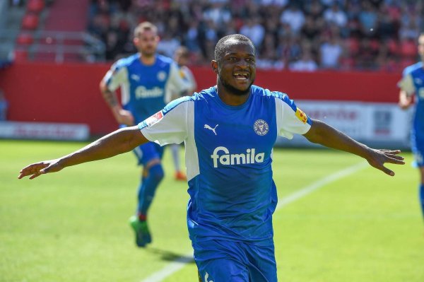 In zwei Zweitliga-Spielzeiten trug David Kinsombi das Trikot von Holstein Kiel. Und dabei hatte er reichlich Grund zum Jubeln. - © Imago Images
