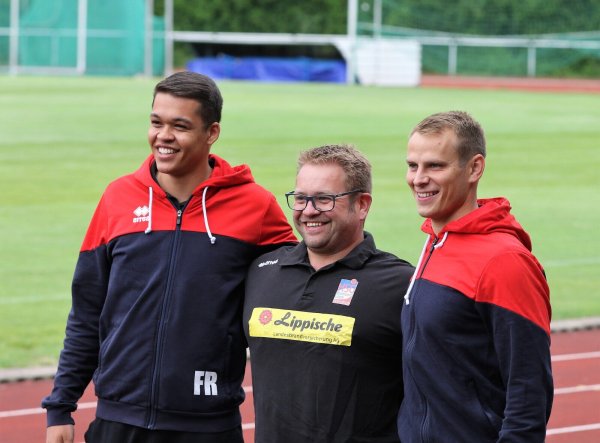 Blombergs Trainer Steffen Birkner freut sich über ein bisher gelungenes Trainingslager. Mit im Bild sind Physiotherapeut Fabian Reinsberger (links) und Athletiktrainer Lando Schwekendiek. - © Oliver König