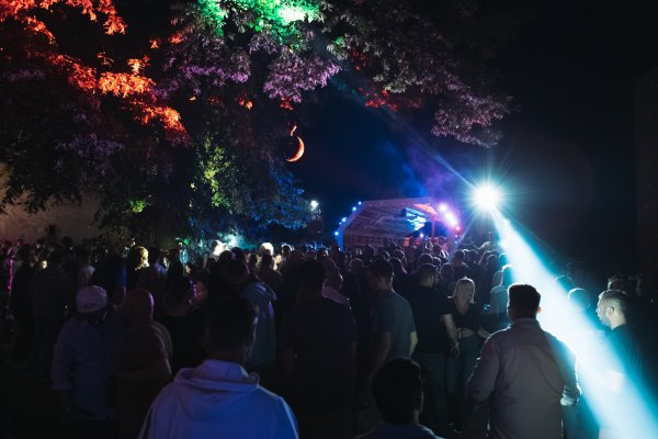 Gute Stimmung bis zum frühen Morgen beim Openair-Konzert "Burgbeben"auf Burg Sternberg. - © RAPHAEL ASSMUTH