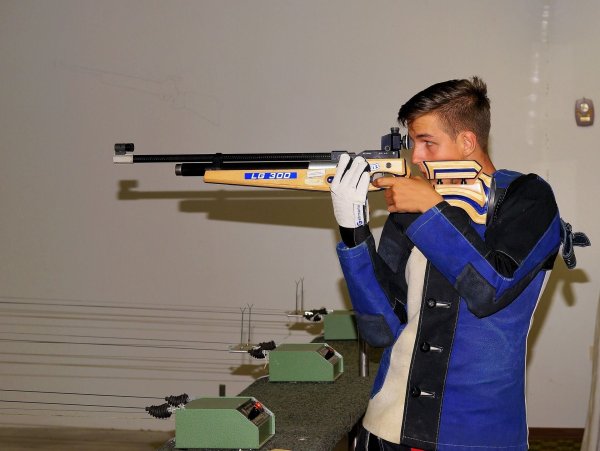 Ein junger Mann beim sportlichen Schießen. - © Foto: Pixabay