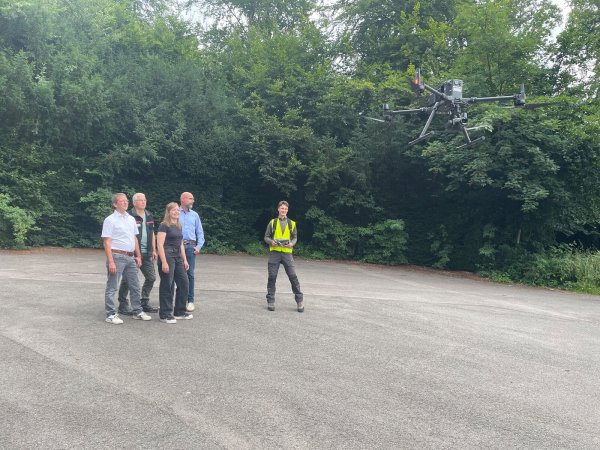 Der erste Drohnenflug in Lemgo, begleitet von: (von links) Dennis Ortmeier (Leiter Verwaltung und Bürgerservice), Kai Wulfkuhle (Forstwirtschaftsmeister), Nicole Baeumer (Smart City Projektbüro), Frank Limpke (erster Beigeordneter und Stadtkämmerer),
Maximilian Dreier - © Alte Hansestadt Lemgo