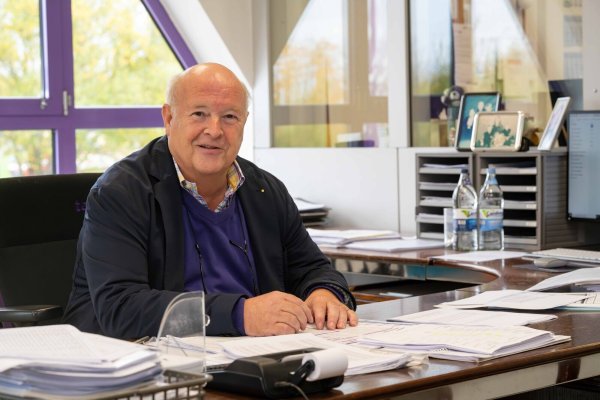 Siegbert Wortmann an seinem Arbeitsplatz. Lila ist dabei die Farbe der Firma. - © David Scholtissek
