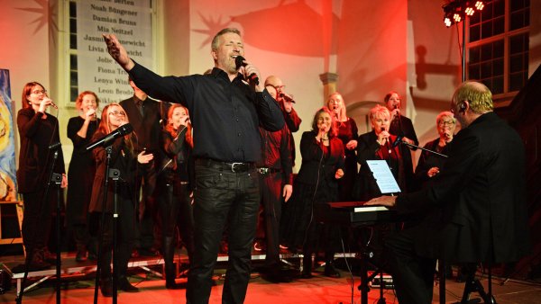Der Chor „Gospel SeleXion“ hat die Gäste in der Wöbbeler Kirche mit seiner Darbietung begeistert. - © Nicole Ellerbrake